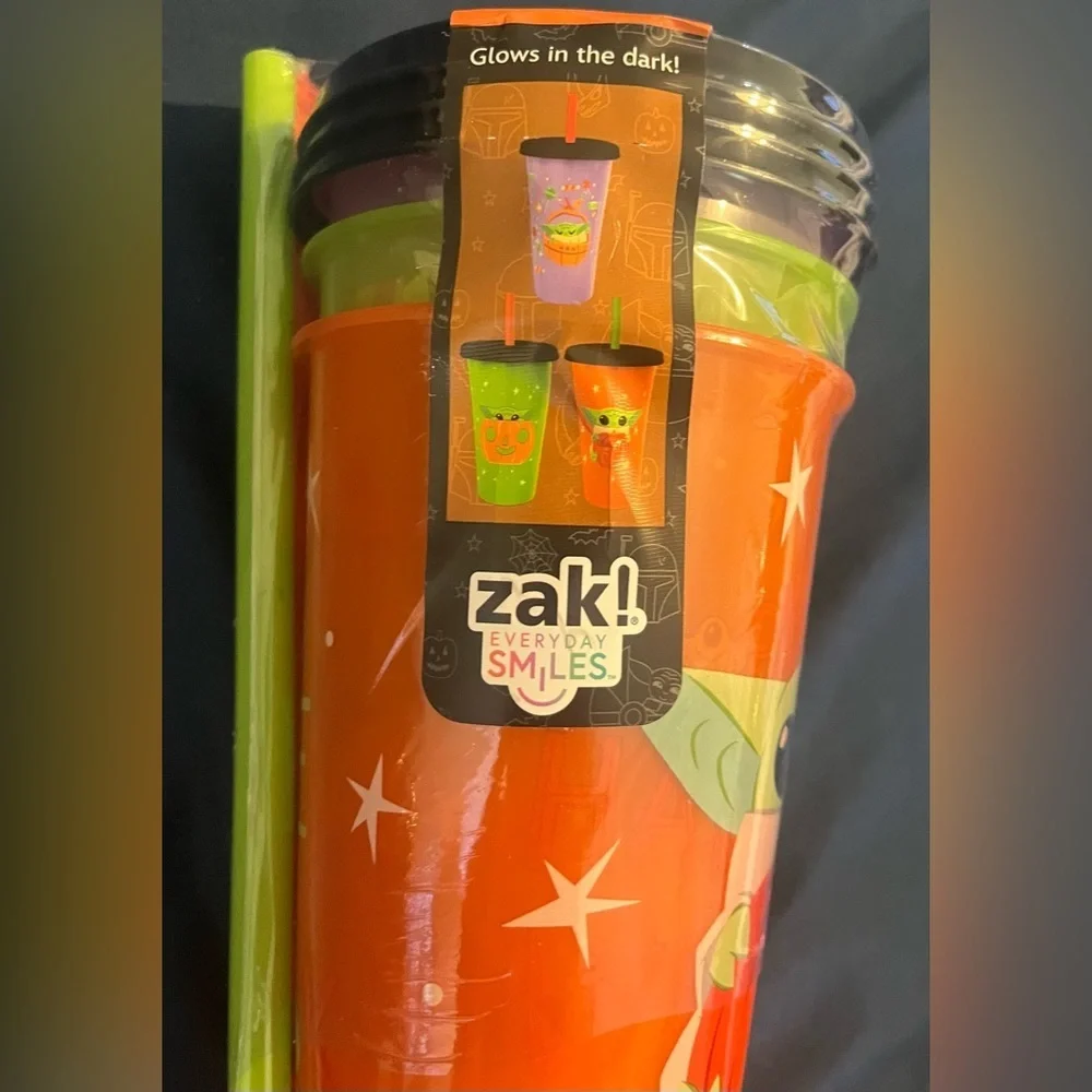New & sealed Disneys Star Wars mandalorian zak glow in dark cup straw lid